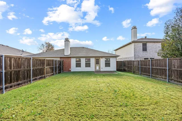 a view of a house with a backyard