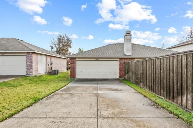 a view of a backyard with pathway