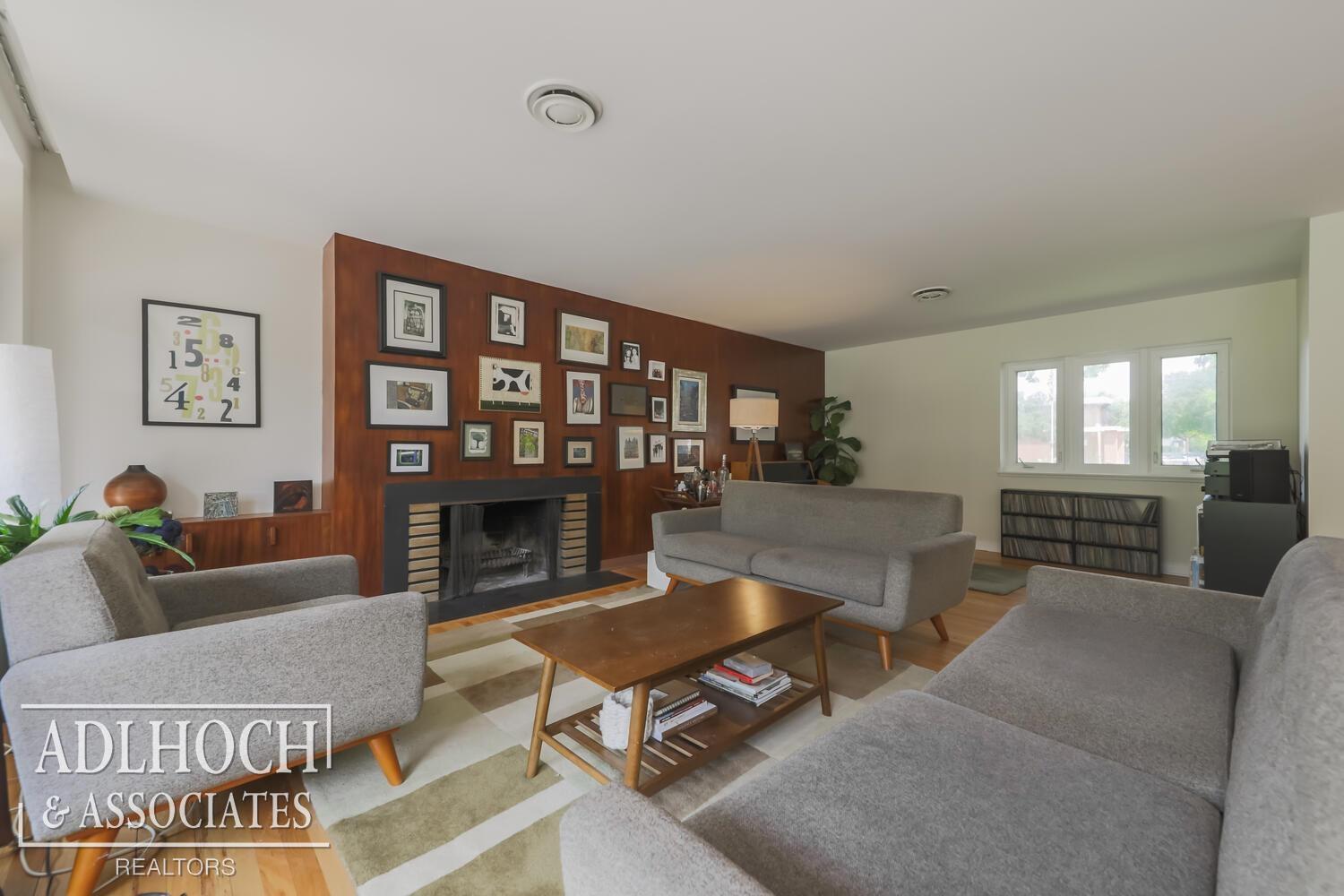 681 Roslyn Road Grosse Pointe Woods, MI 48236 - Photo 3 of 32