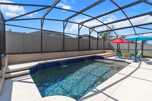 a view of a backyard