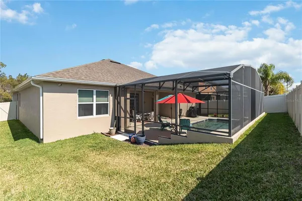 a view of a house with backyard and porch