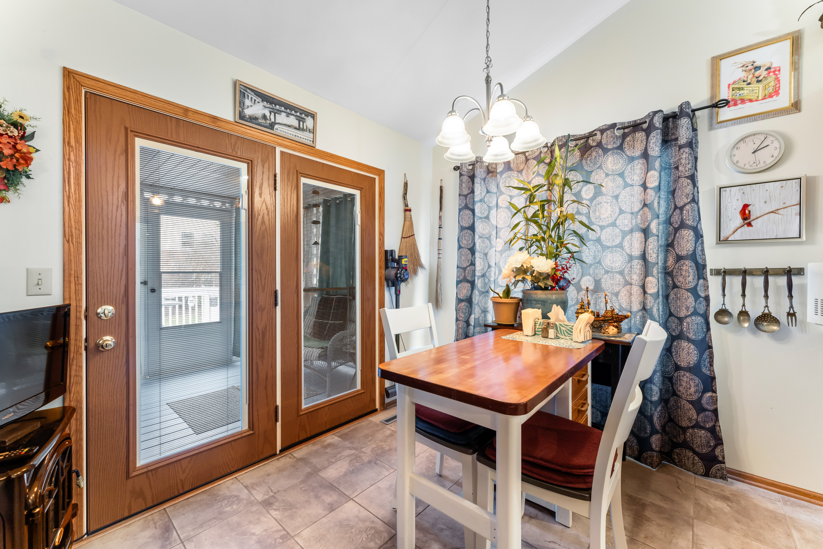 6646 North Point Road Rockford, IL 61108 - Photo 16 of 33 a dining room with furniture and window
