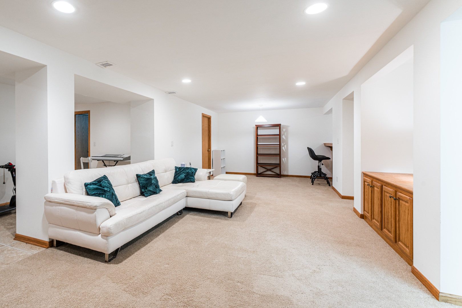 6646 North Point Road Rockford, IL 61108 - Photo 22 of 33 a living room with furniture and a couch