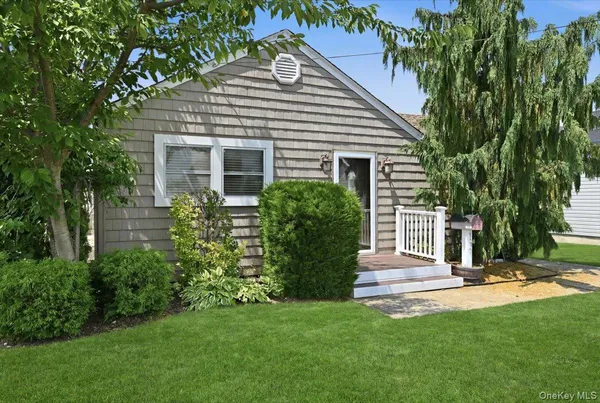 $589,999 | 12 Annuskemunnica Road, Babylon, NY 11702