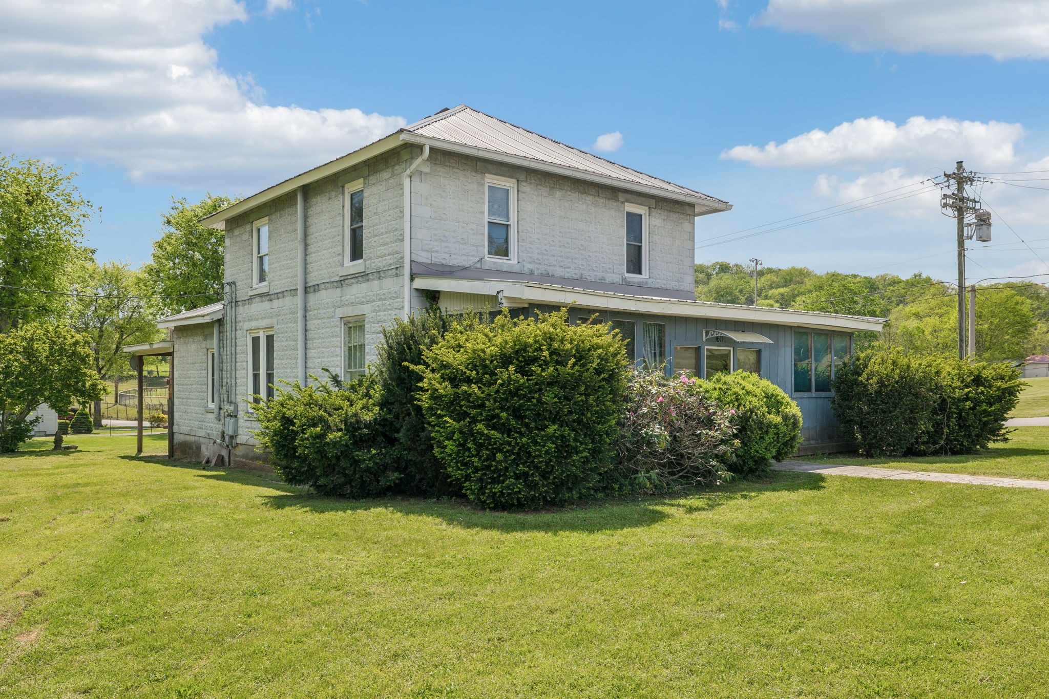 611 1st Avenue Mount Pleasant, TN 38474 - Photo 3 of 33 a front view of a house with garden