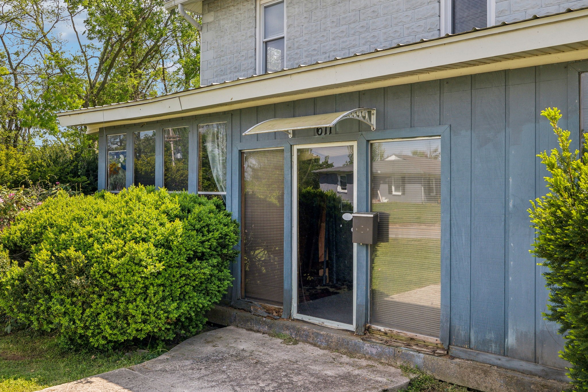 611 1st Avenue Mount Pleasant, TN 38474 - Photo 6 of 33 a front view of a house with a garden