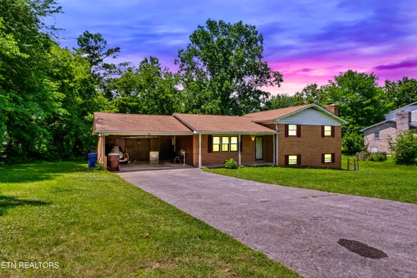 $369,900 | 898 West Cunningham Street, Alcoa, TN 37701