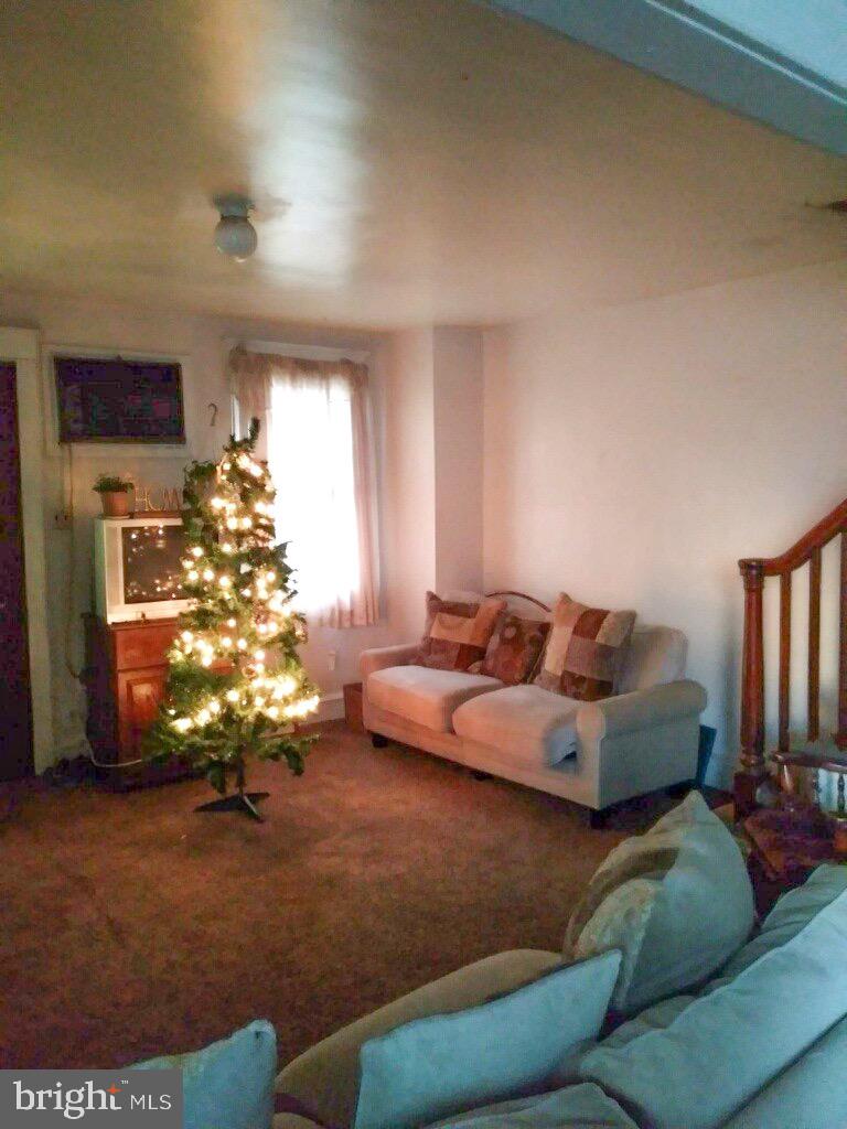 228 Heather Road Upper Darby, PA 19082 - Photo 4 of 21 Living Rm
