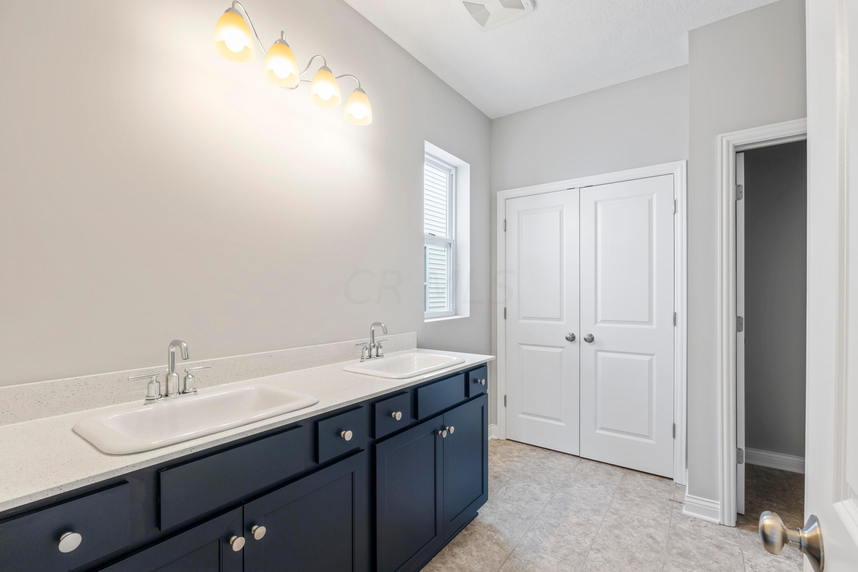 401 Colonial Club Road Commercial Point, OH 43116 - Photo 16 of 20 Owner's Bathroom