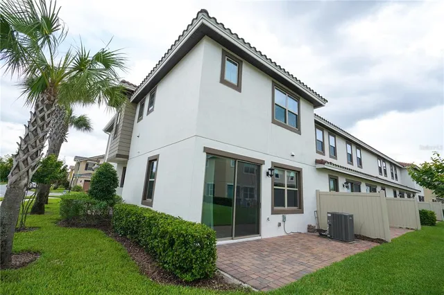 a view of house with a yard