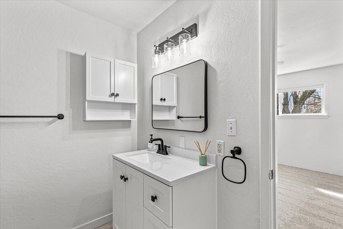 4127 Fern Valley Road Medford, OR 97504 - Photo 27 of 61 Primary bathroom