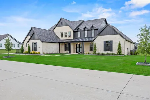 a view of house that has a yard