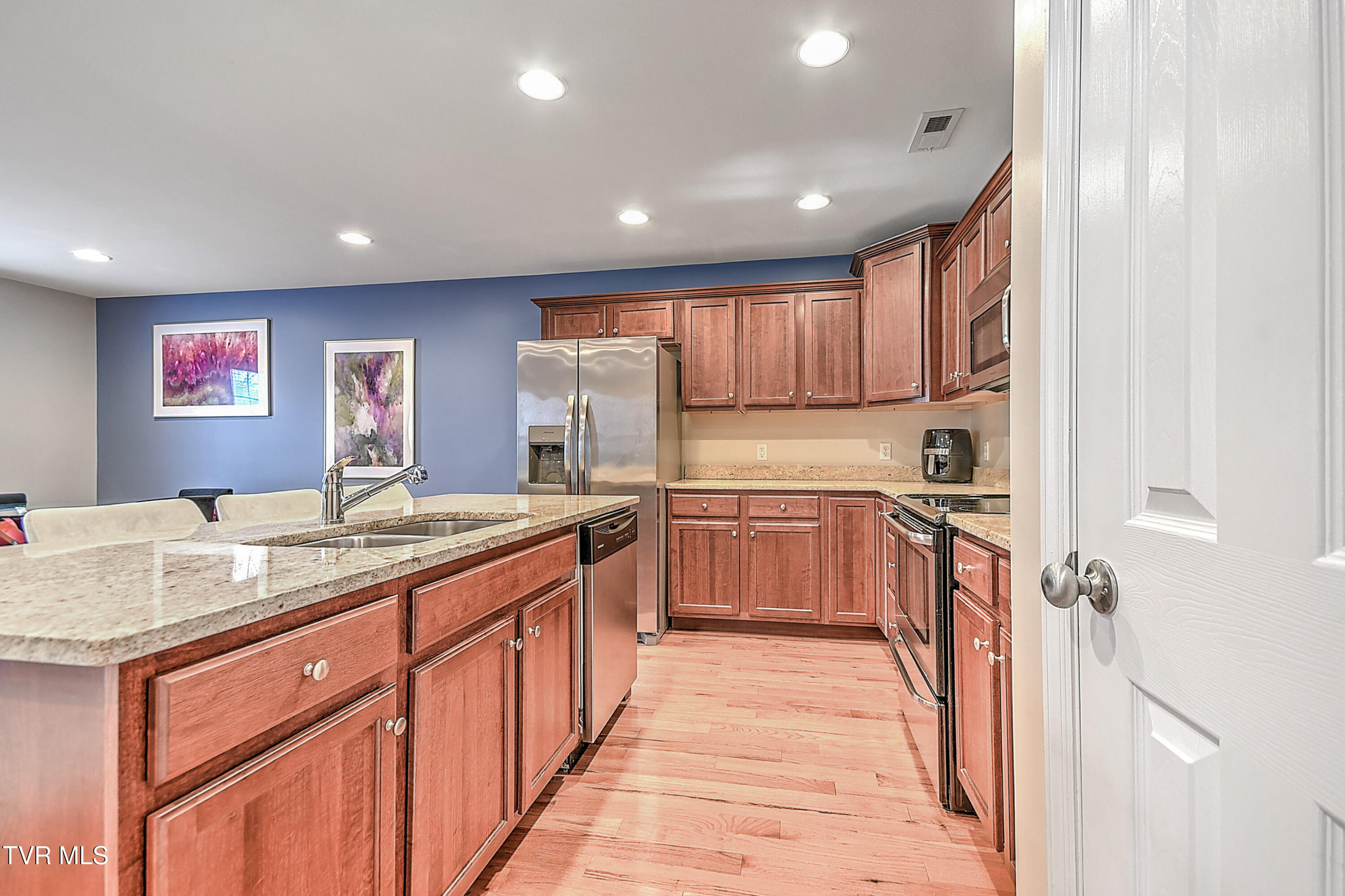 233 Lavinia Street Bristol, VA 24201 - Photo 4 of 35 233 Lavina New * MW-3