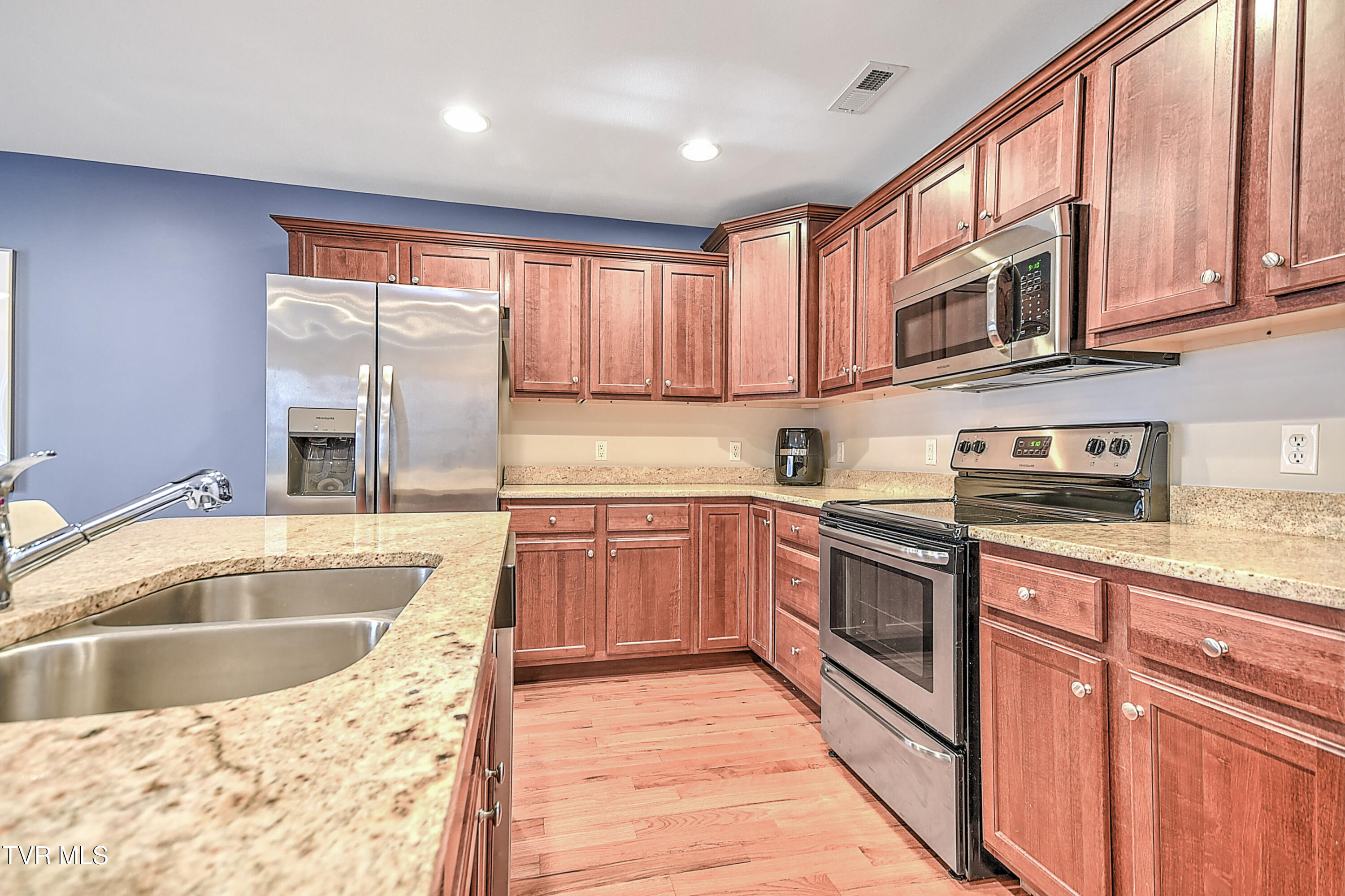 233 Lavinia Street Bristol, VA 24201 - Photo 5 of 35 233 Lavina New * MW-4