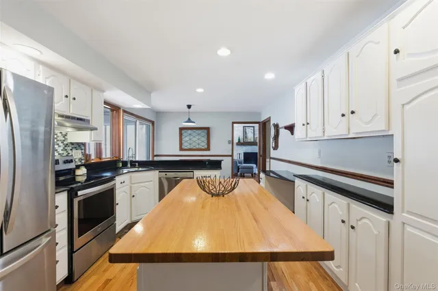 $635,000 | 9 Sachs Court, Hopewell Junction, NY 12533