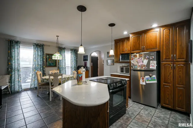 $385,000 | 6024 Knoxville Avenue, Peoria, IL 61614