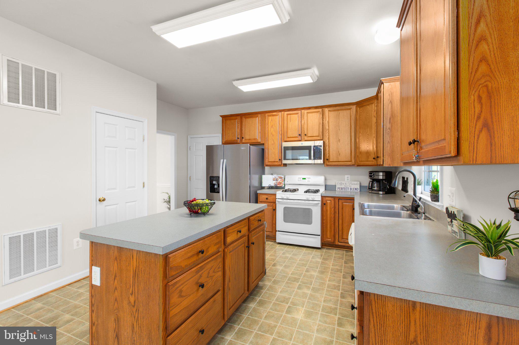 16390 Wayland Road Culpeper, VA 22701 - Photo 23 of 92 Warm wood tones in a spacious kitchen.