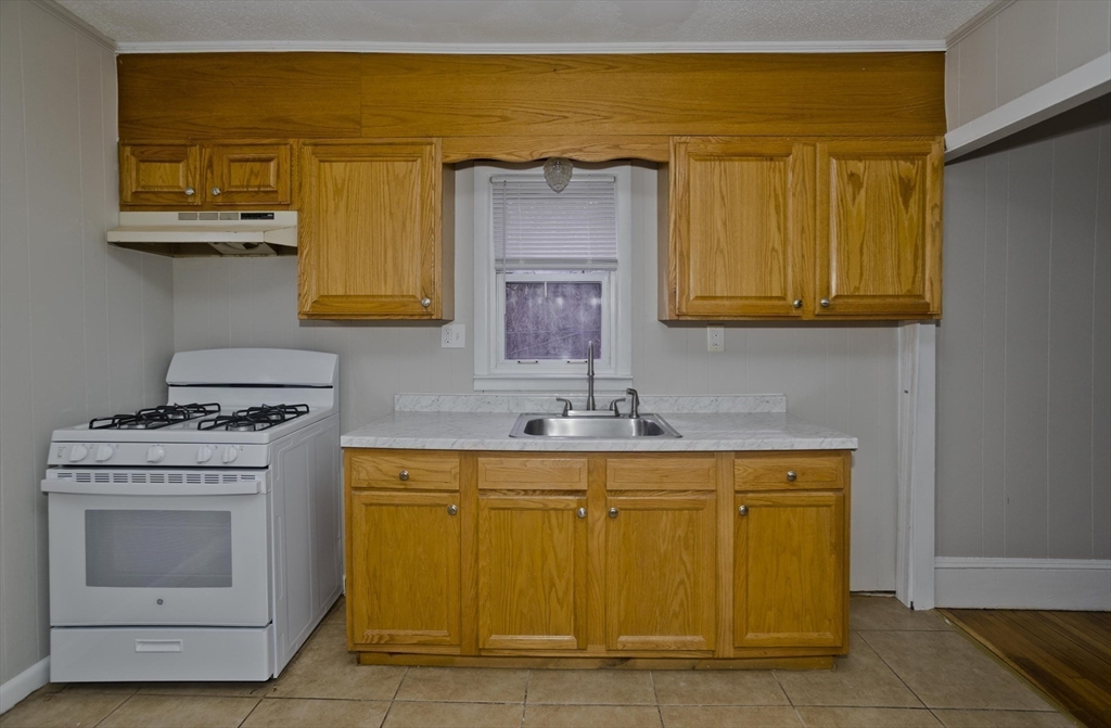 36 Daniel Street Springfield, MA 01151 - Photo 13 of 32