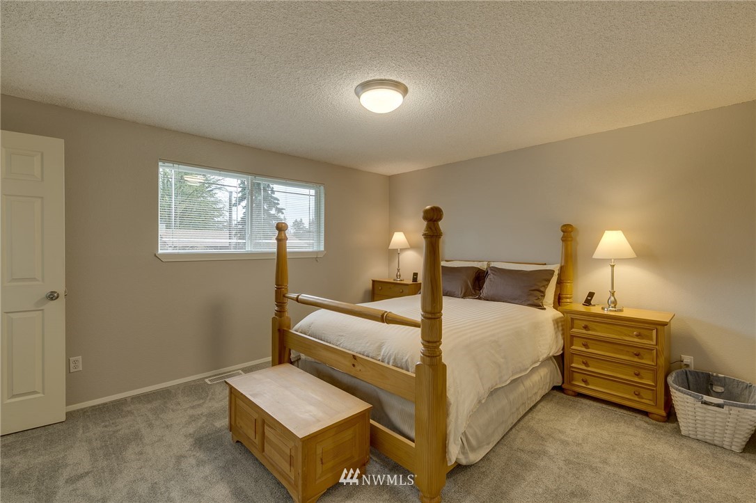 519 213th Place Southwest Bothell, WA 98021 - Photo 11 of 34 a bed room with a bed and a lamp