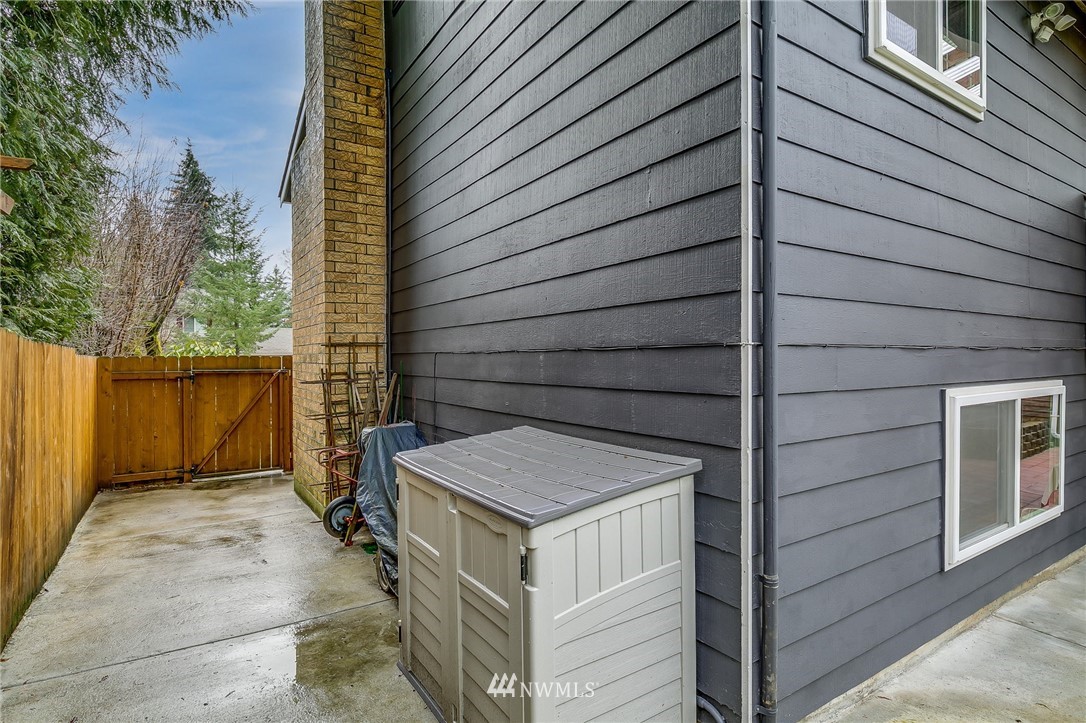 519 213th Place Southwest Bothell, WA 98021 - Photo 33 of 34 a backyard of a house