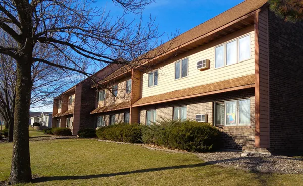 $1,000 | 910 Hengen Street, Unit 402, Fairmont, MN 56031