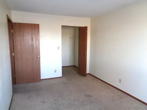 $1,000 | 910 Hengen Street, Unit 402, Fairmont, MN 56031