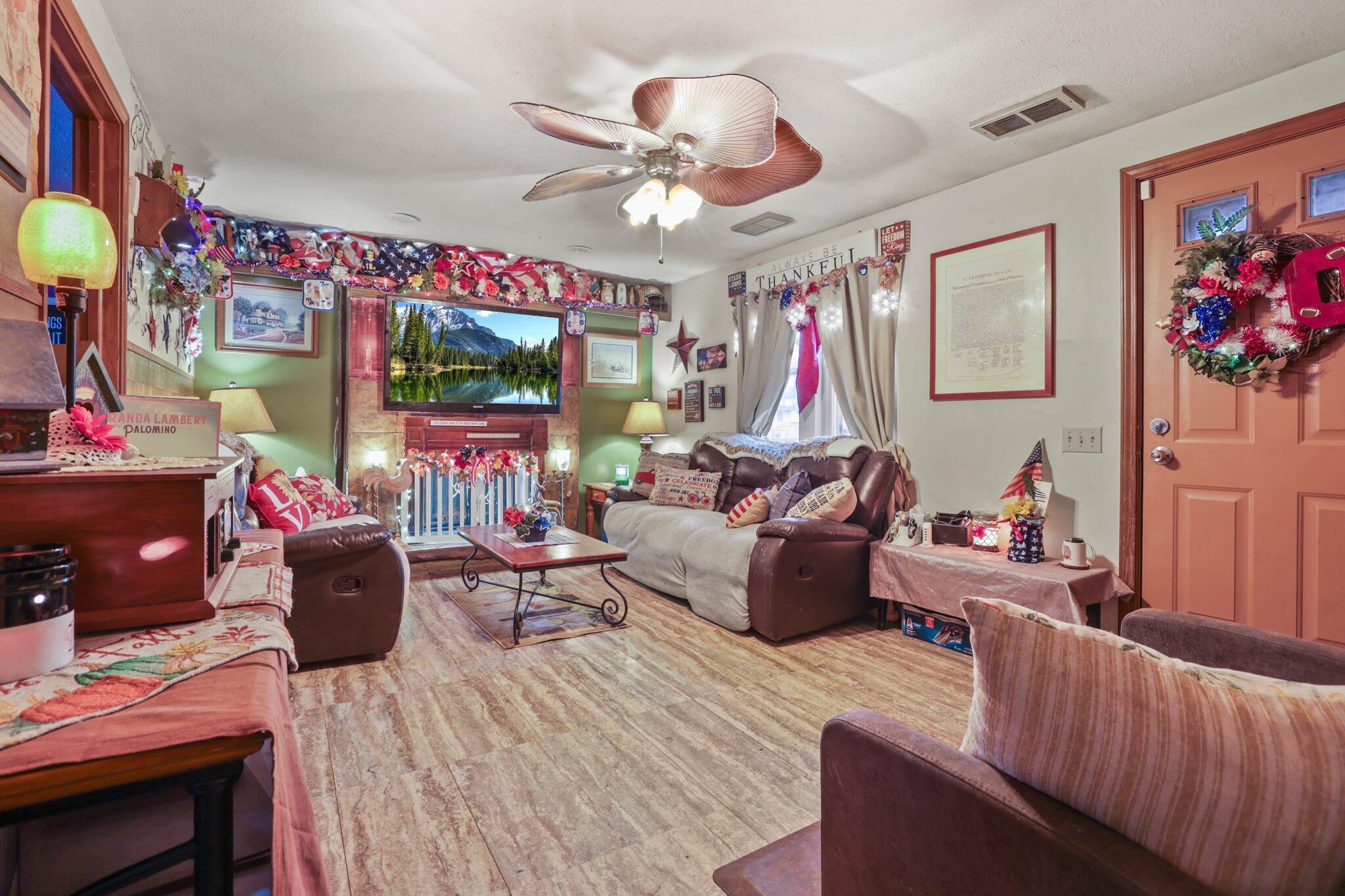 195 Gladys Road Columbus, OH 43228 - Photo 6 of 24 Living Room
