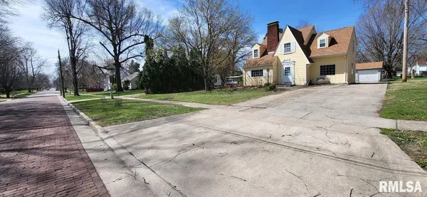 $155,000 | 1398 North Cherry Street, Galesburg, IL 61401