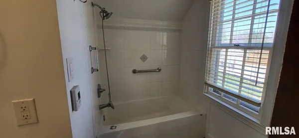 $155,000 | 1398 North Cherry Street, Galesburg, IL 61401