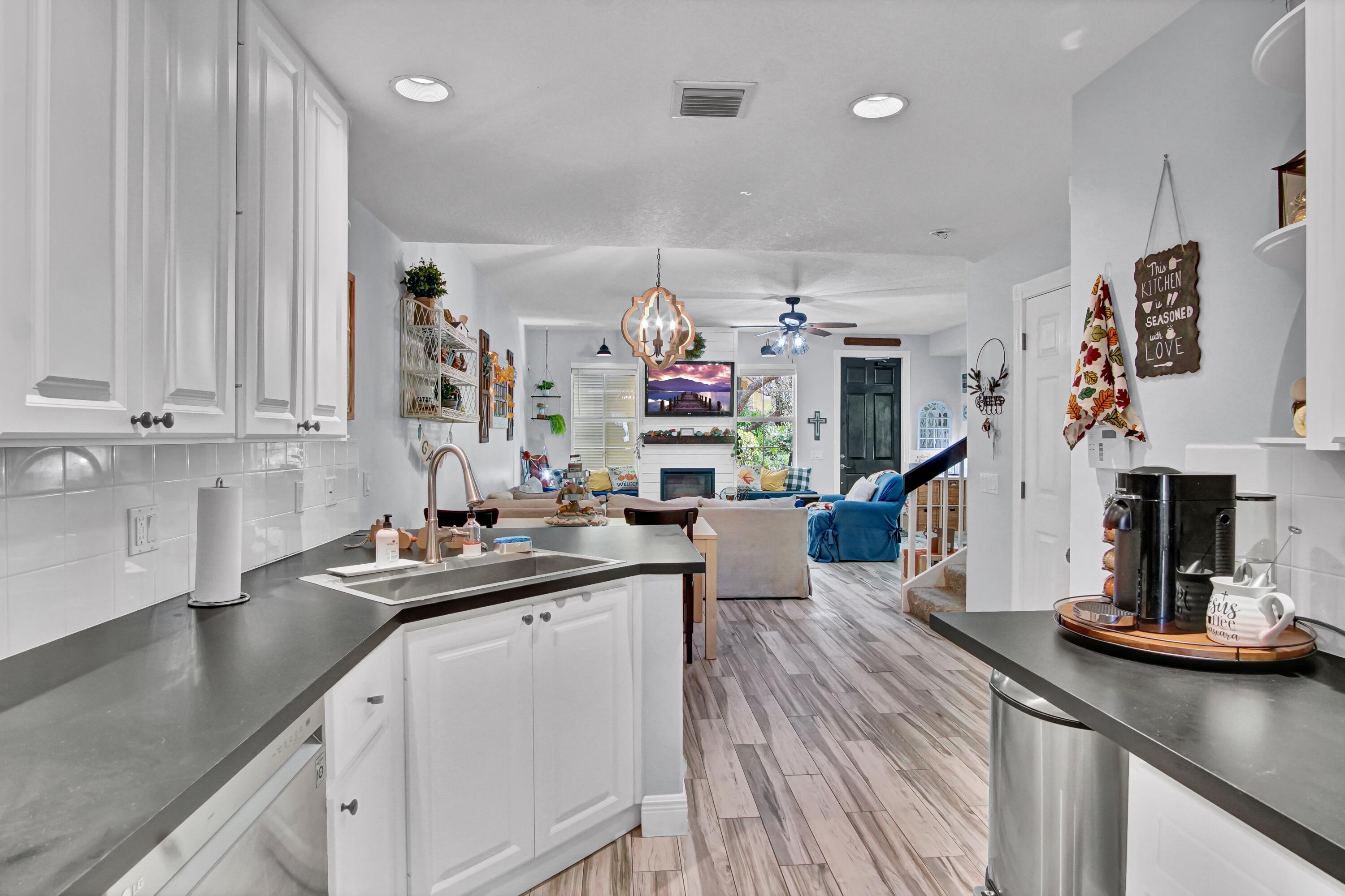 3232 West Community Drive Jupiter, FL 33458 - Photo 13 of 51 Kitchen to Living