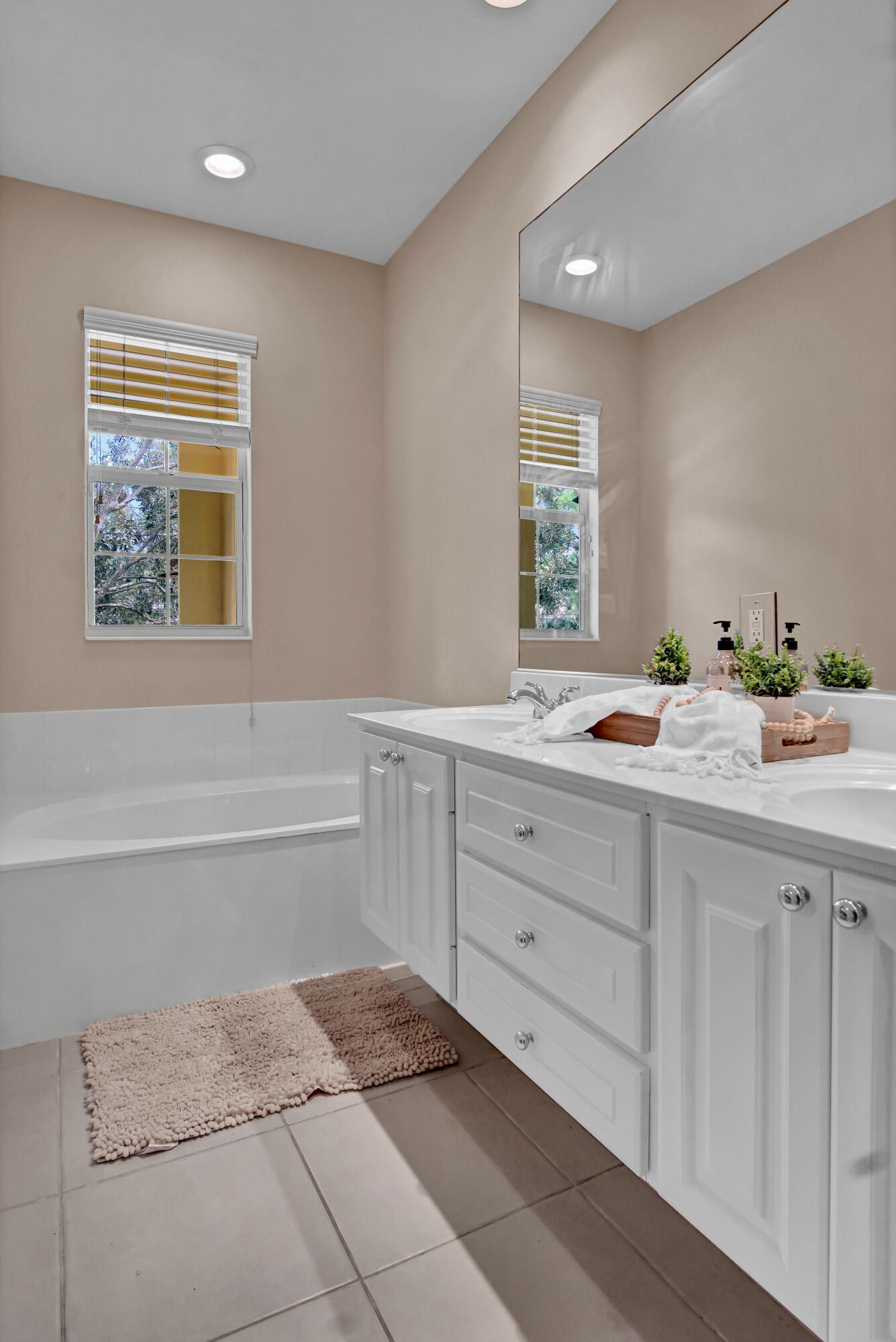 3232 West Community Drive Jupiter, FL 33458 - Photo 25 of 51 Main Bathroom Tub (2)