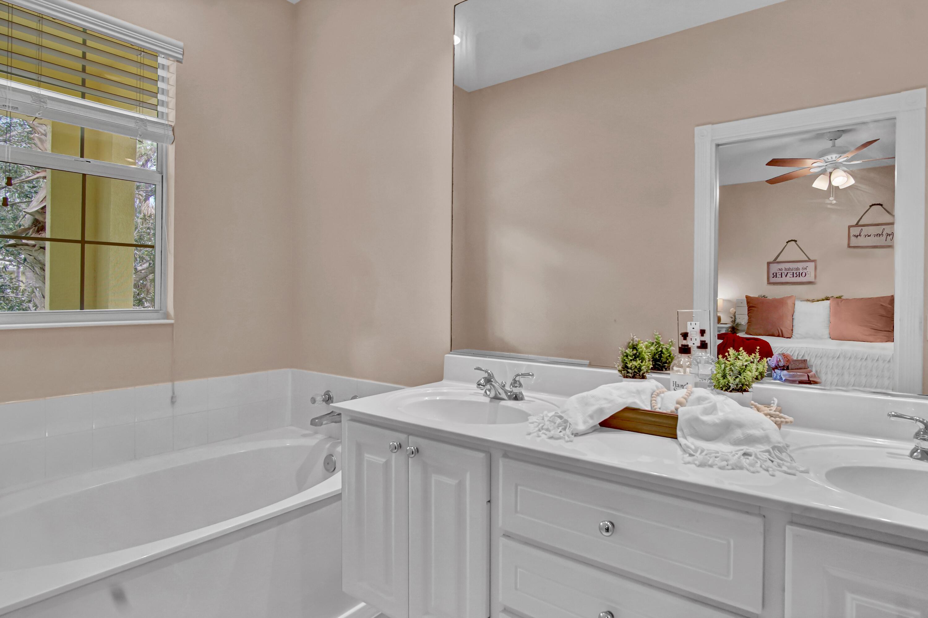 3232 West Community Drive Jupiter, FL 33458 - Photo 26 of 51 Main Bathroom Tub