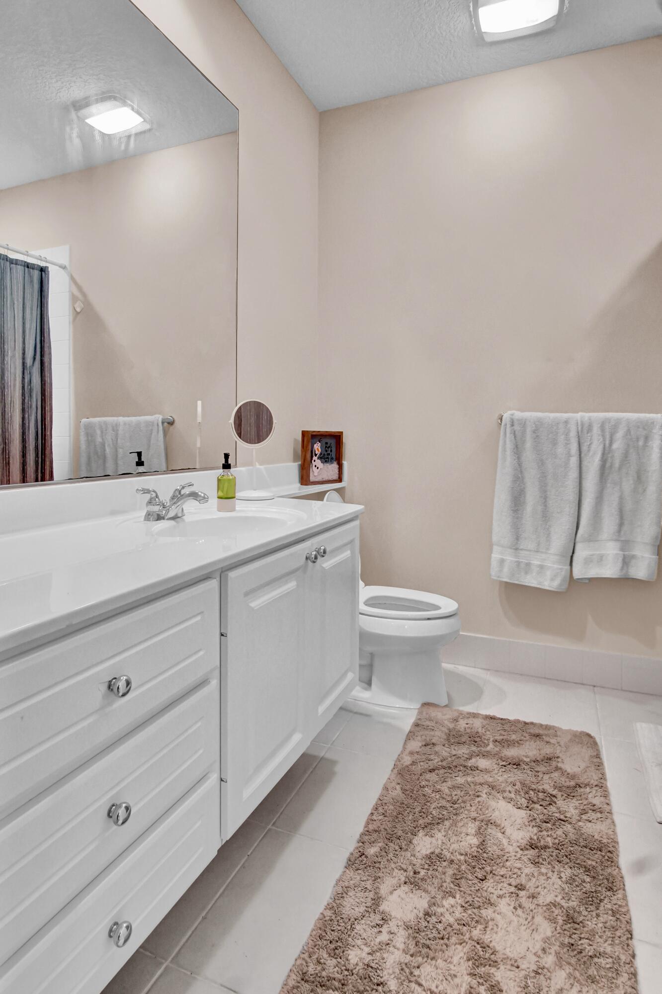 3232 West Community Drive Jupiter, FL 33458 - Photo 35 of 51 Guest Bathroom (v2)
