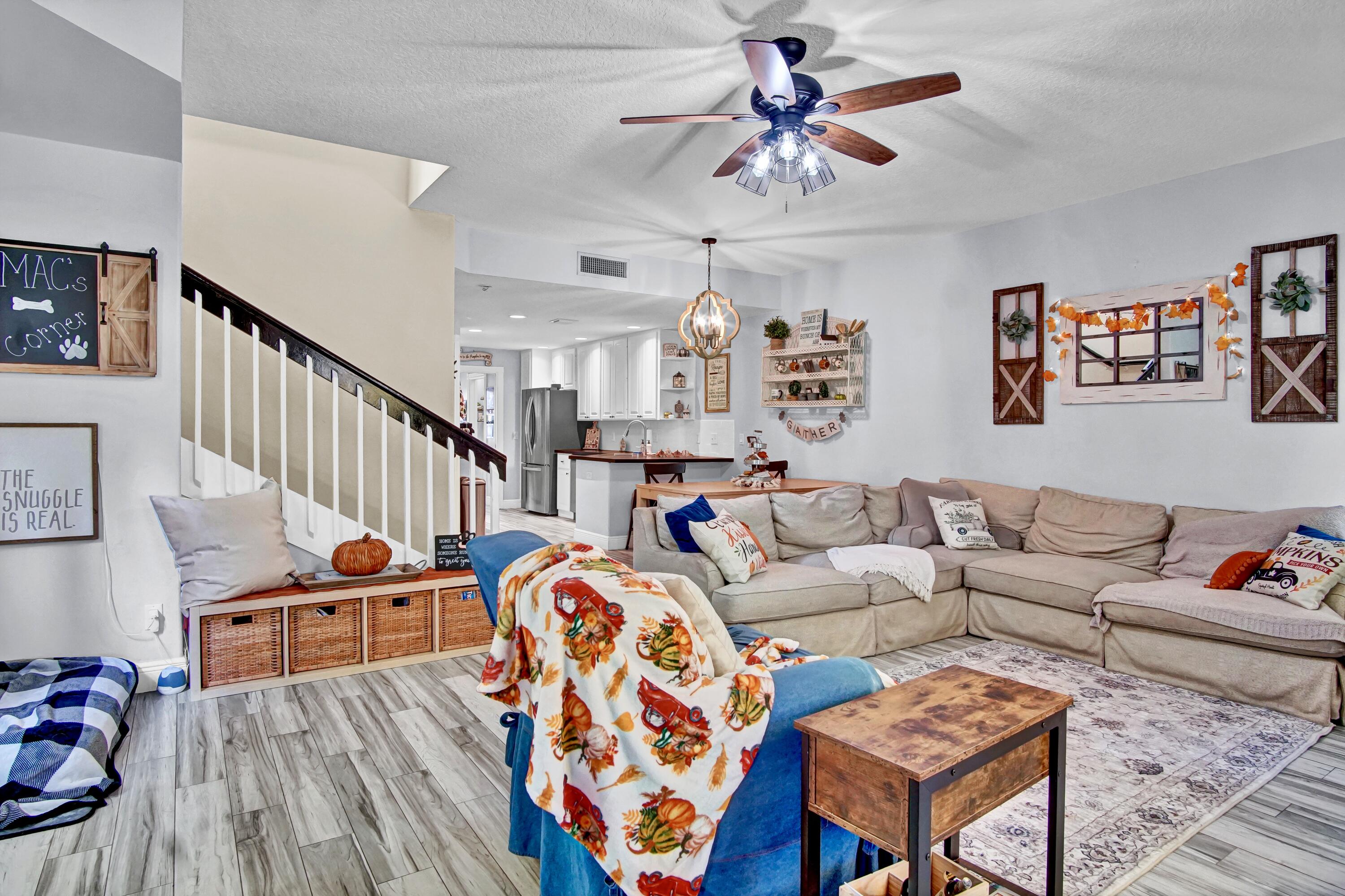 3232 West Community Drive Jupiter, FL 33458 - Photo 4 of 51 Entry to Living