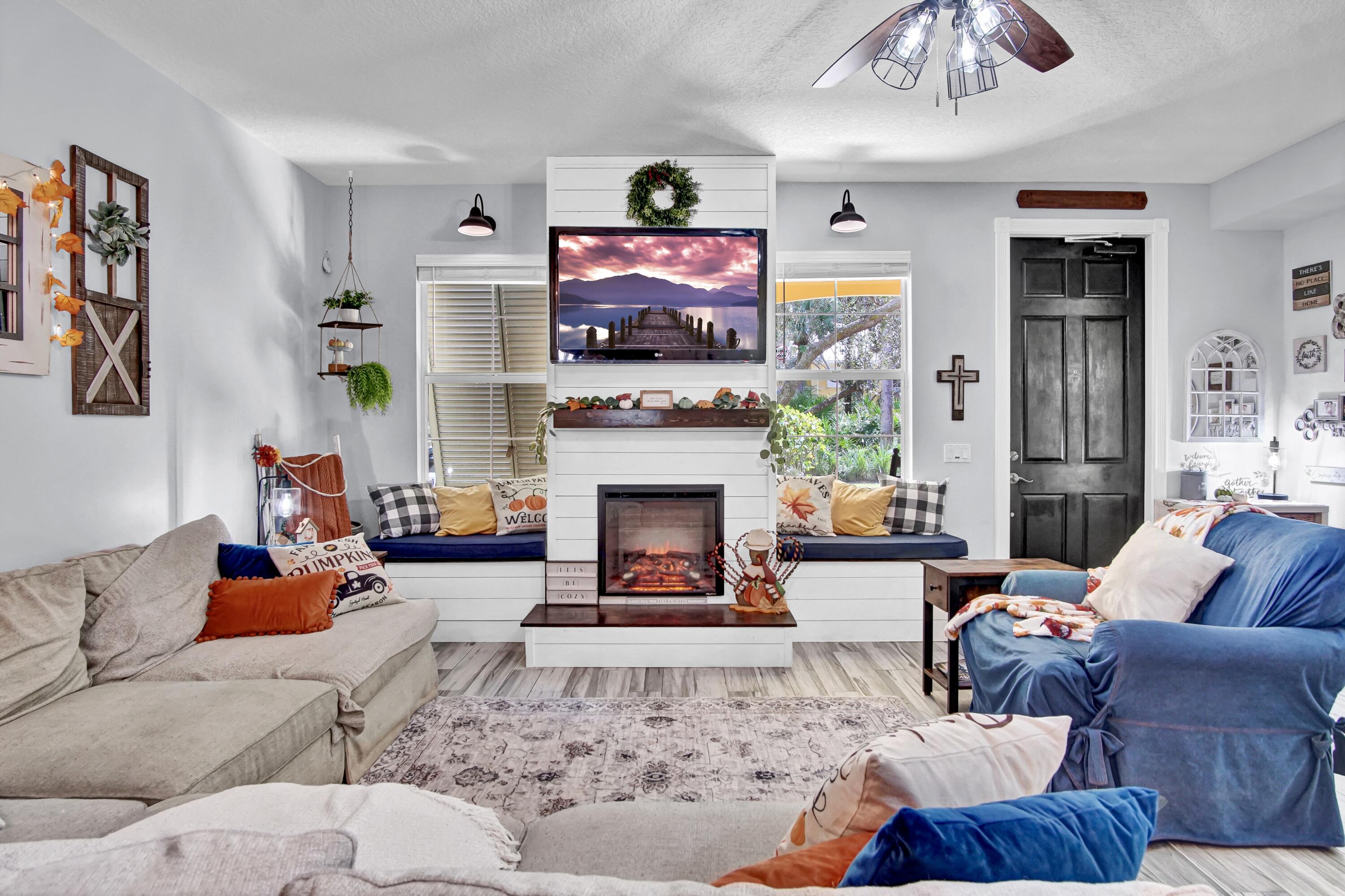 3232 West Community Drive Jupiter, FL 33458 - Photo 6 of 51 Living Room