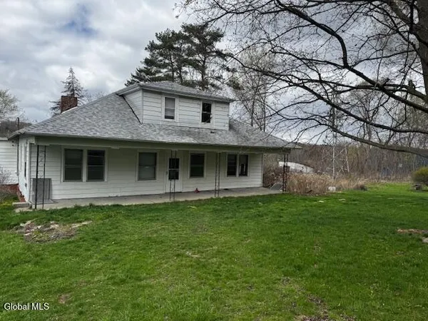 $259,900 | 277 Upper Newtown Road, Halfmoon, NY 12118