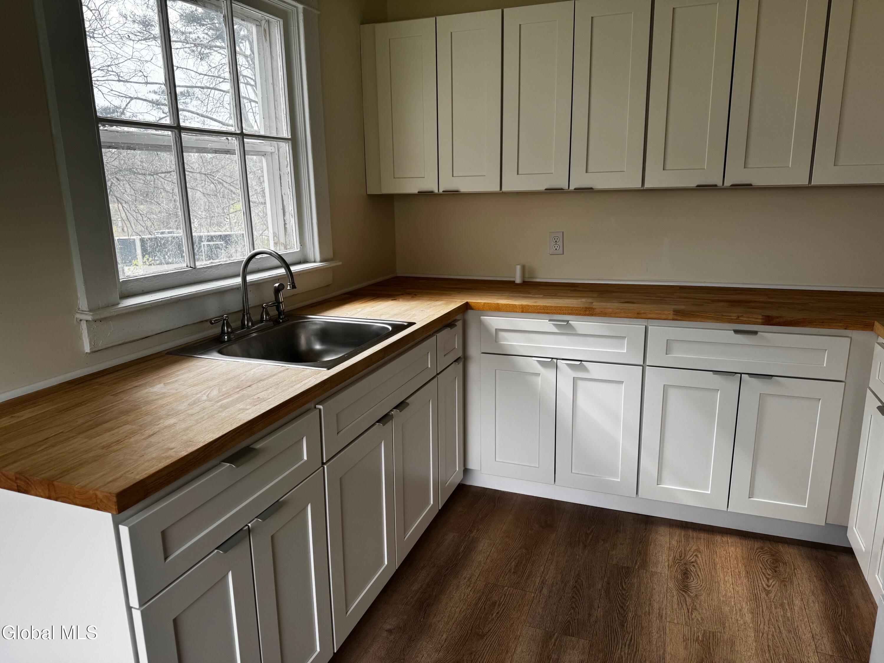 277 Upper Newtown Road Halfmoon, NY 12118 - Photo 2 of 5 IMG_1589