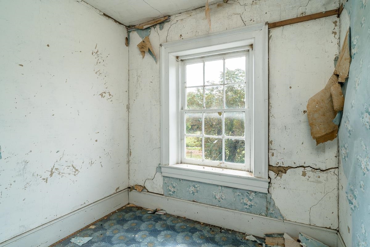 5787 Borden Grant Trail Raphine, VA 24472 - Photo 15 of 52 a bathroom with a bathtub and a window