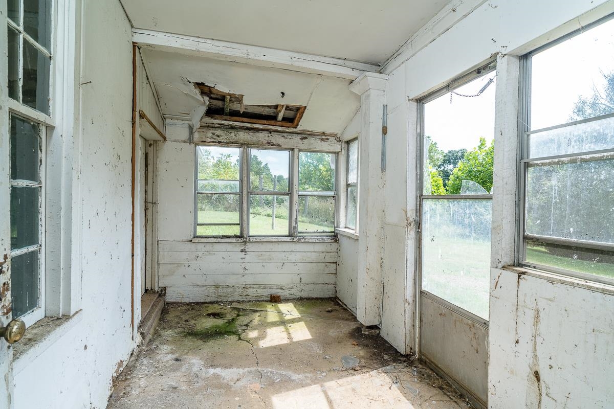 5787 Borden Grant Trail Raphine, VA 24472 - Photo 18 of 52 a bathroom with a tub and a sink