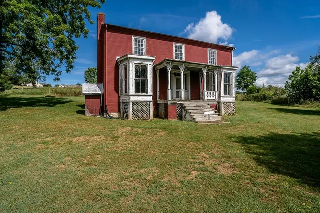 a view of a yard in front of house