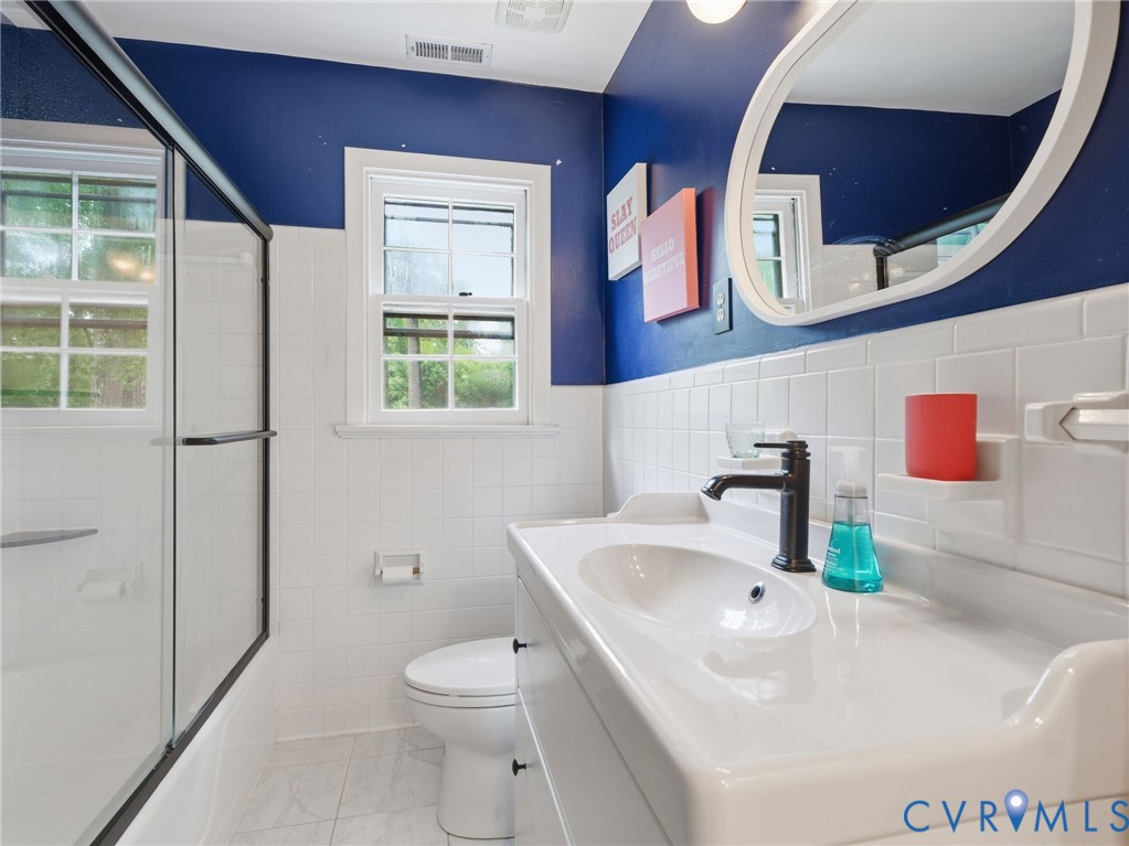 8803 Watlington Road Henrico, VA 23229 - Photo 19 of 31 Full upstairs hallway bathroom with shower/tub com