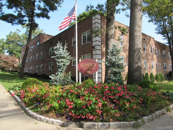 $418,888 | 17 Edwards Street, Unit 3A, Roslyn Heights, NY 11577