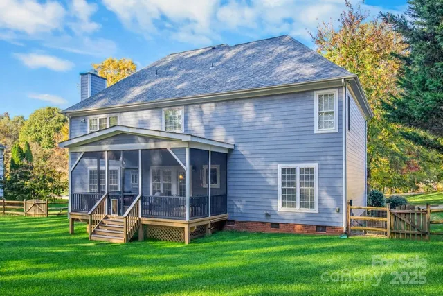 a view of house with a yard