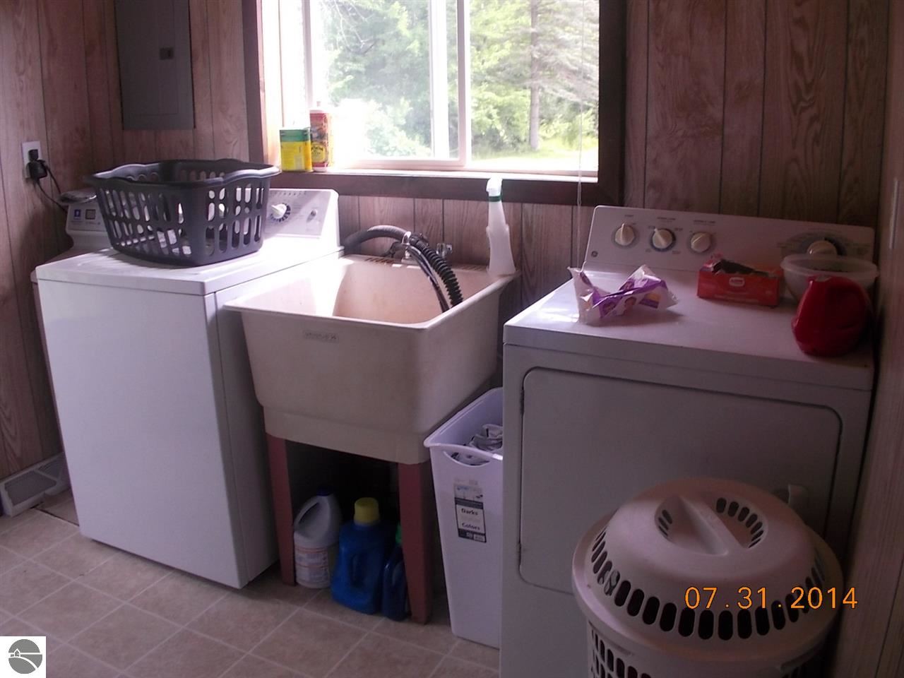 5883 South Huron Road Pinconning, MI 48650 - Photo 12 of 17 1809337-11.JPG
