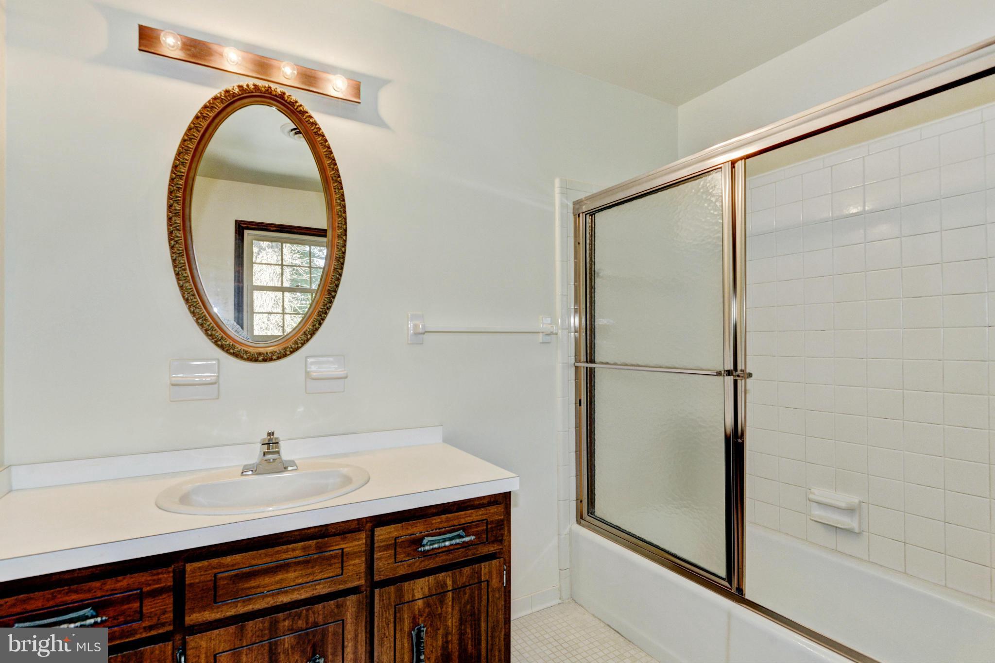 24300 Hipsley Mill Road Gaithersburg, MD 20882 - Photo 14 of 21 Bath (Master)