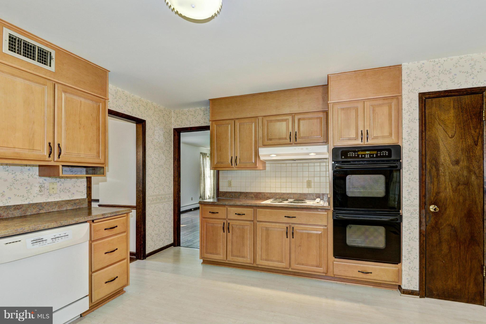 24300 Hipsley Mill Road Gaithersburg, MD 20882 - Photo 9 of 21 Kitchen