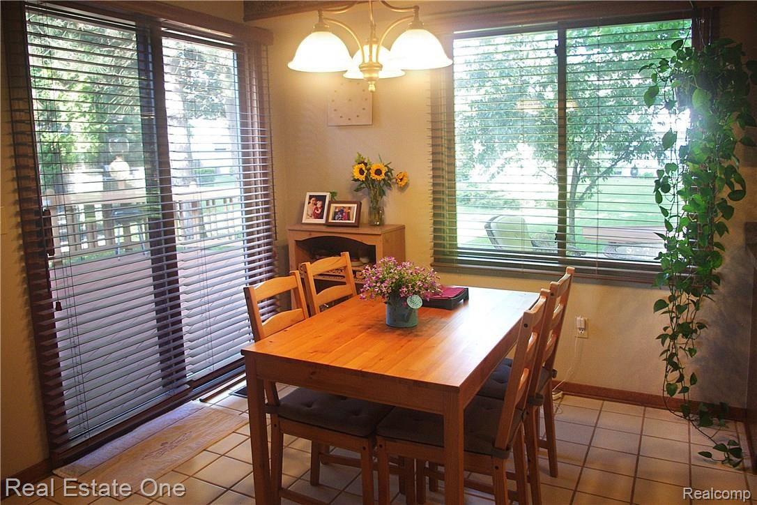 19431 Gill Road Livonia, MI 48152 - Photo 16 of 25 16nook.jpg
