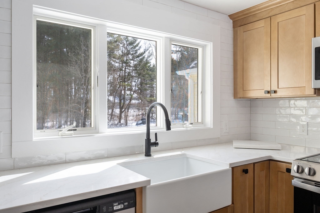 443 Thompson Street Halifax, MA 02338 - Photo 4 of 25