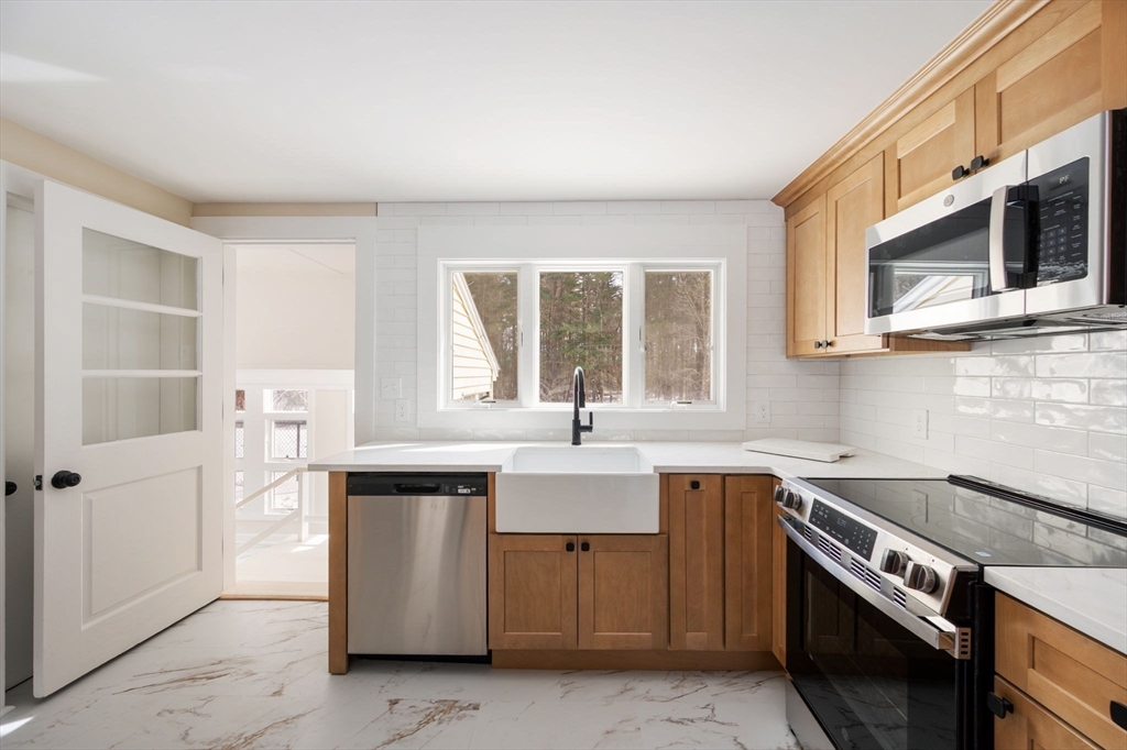 443 Thompson Street Halifax, MA 02338 - Photo 5 of 25