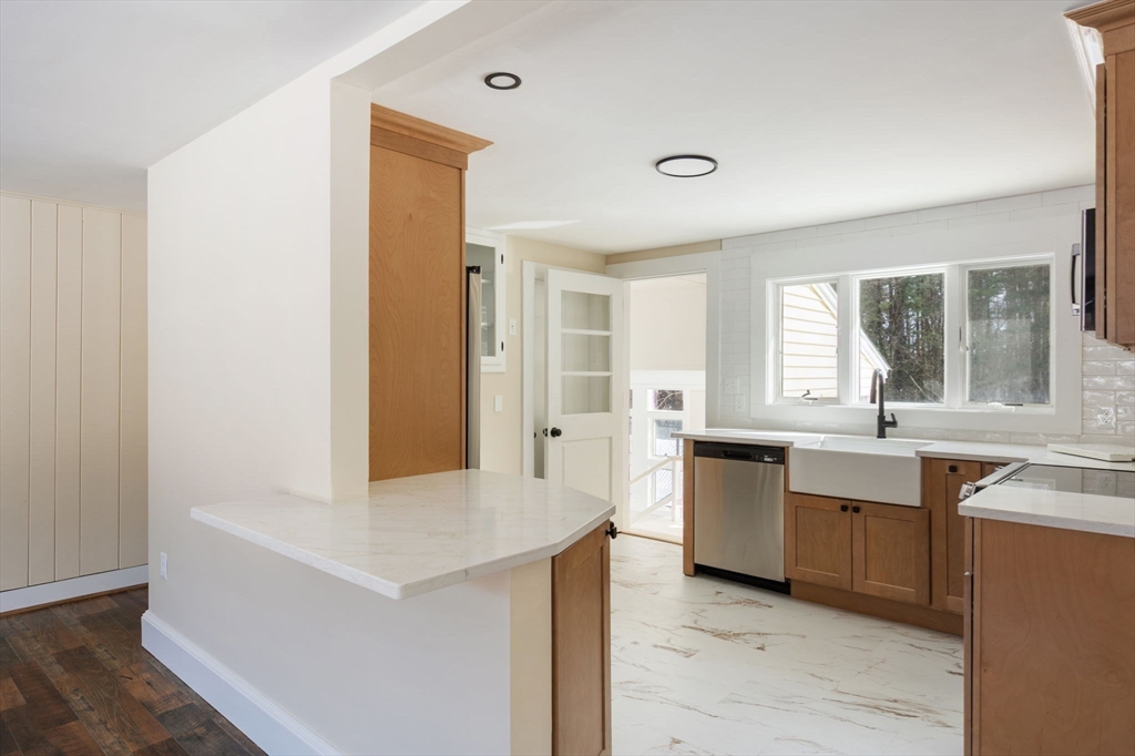 443 Thompson Street Halifax, MA 02338 - Photo 8 of 25
